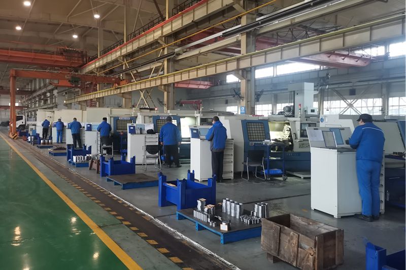 3、機加工車間數控車床班組全體員工早早進入工作狀態.jpg