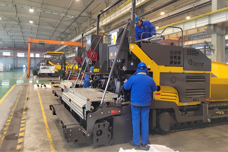 1、工人們抓緊時間總裝即將出口的瀝青混凝土攤鋪機.jpg